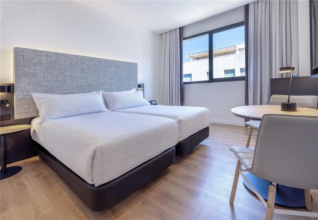 INNSIDE VALENCIA OCEANIC-guestroom-Guest Room,On-Site.jpg