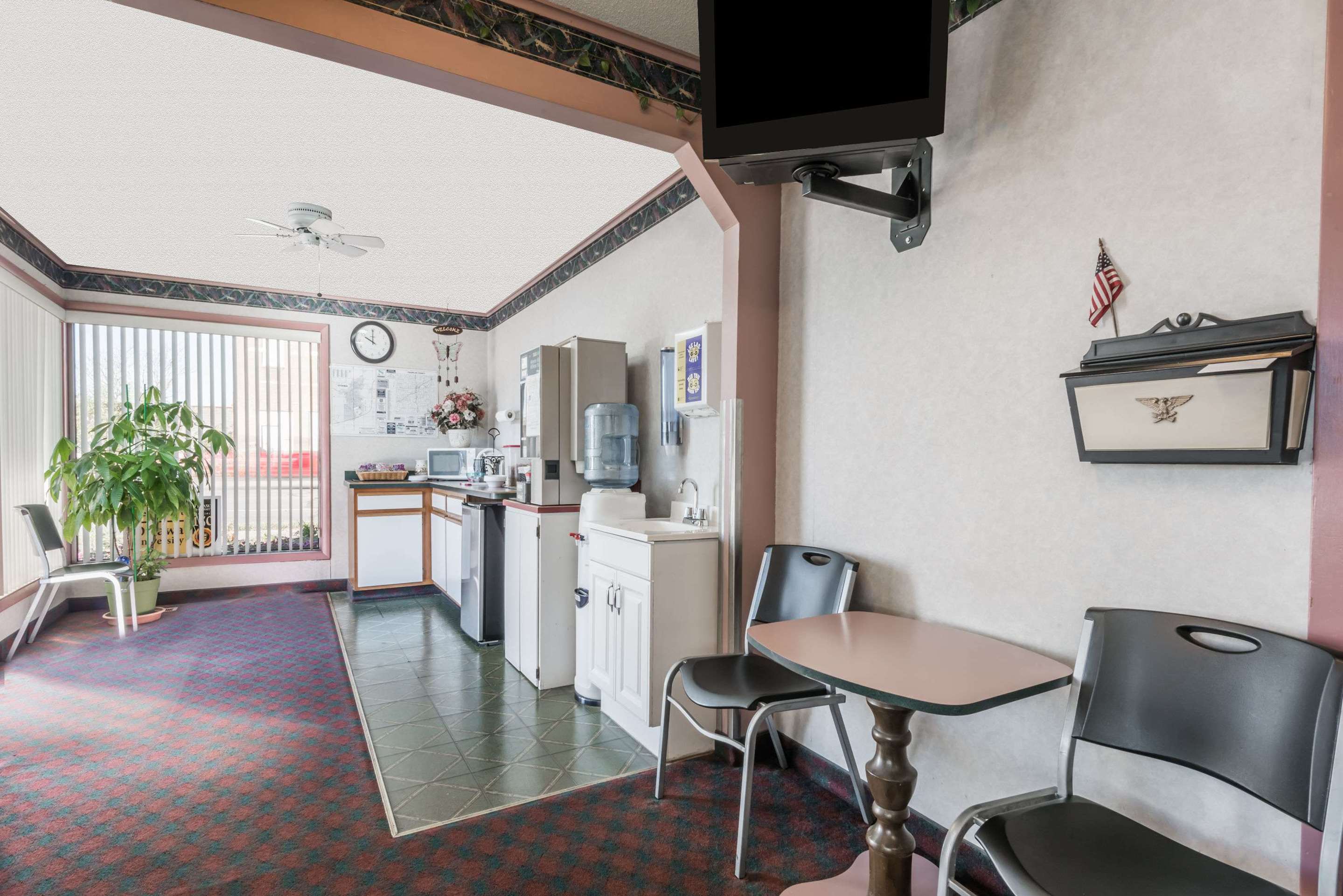Breakfast Area | Knights Inn Ottawa