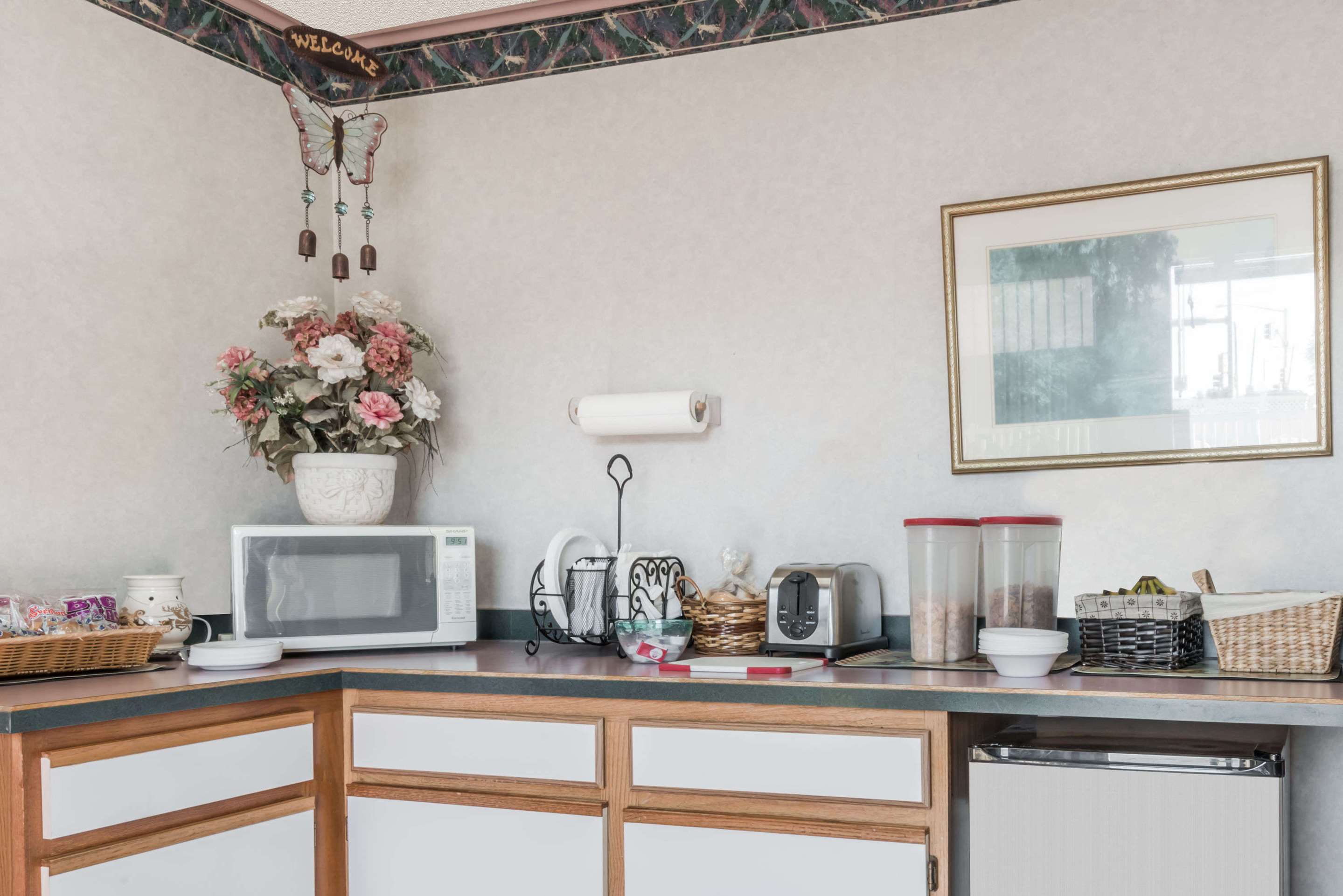 Breakfast Area | Knights Inn Ottawa