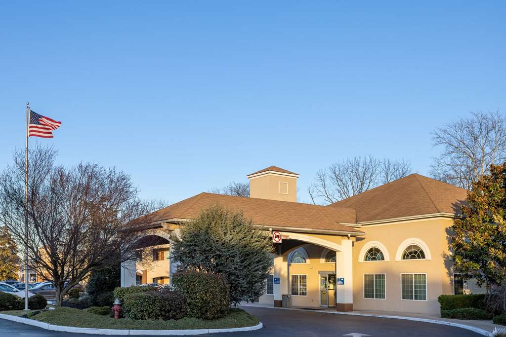 Days Inn & Suites Cherry Hill