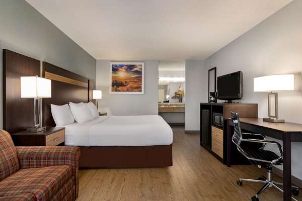 Suite - Days Inn Anderson - I-85, Exit 19A