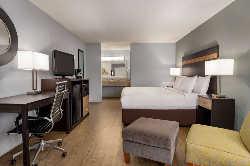 DAYS INN BY WYNDHAM ANDERSON/CLEMSO-guestroom-Guest Room,On-Site.jpg