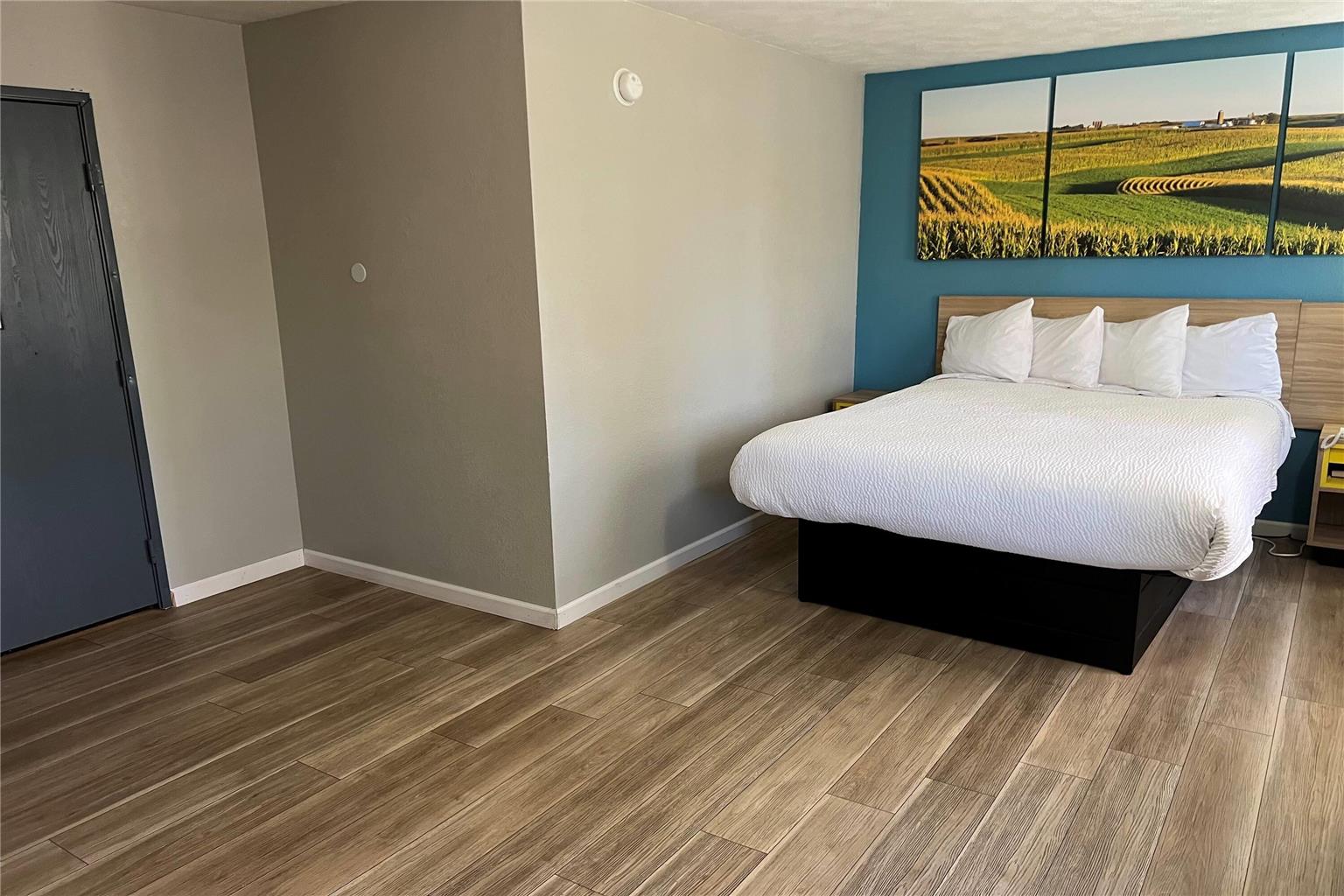 DAYS INN BY WYNDHAM, WARRENSBURG-guestroom-Guest Room,On-Site.jpg