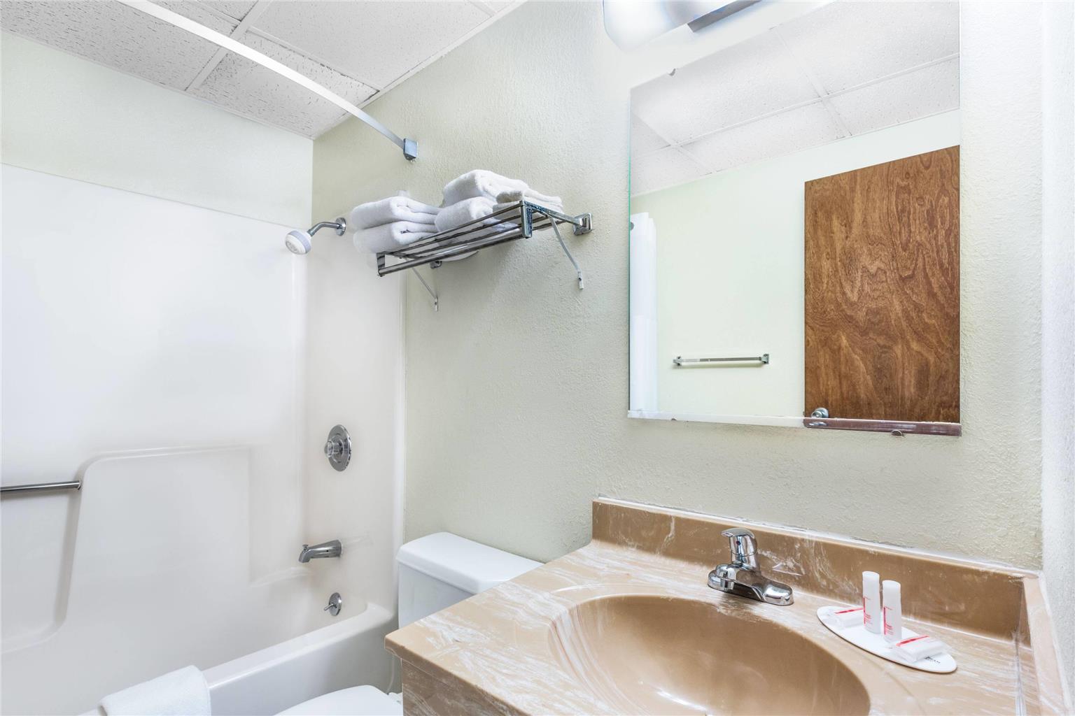 DAYS INN BY WYNDHAM, WARRENSBURG-guestroom-Guest Room,Bathroom,On-Site.jpg