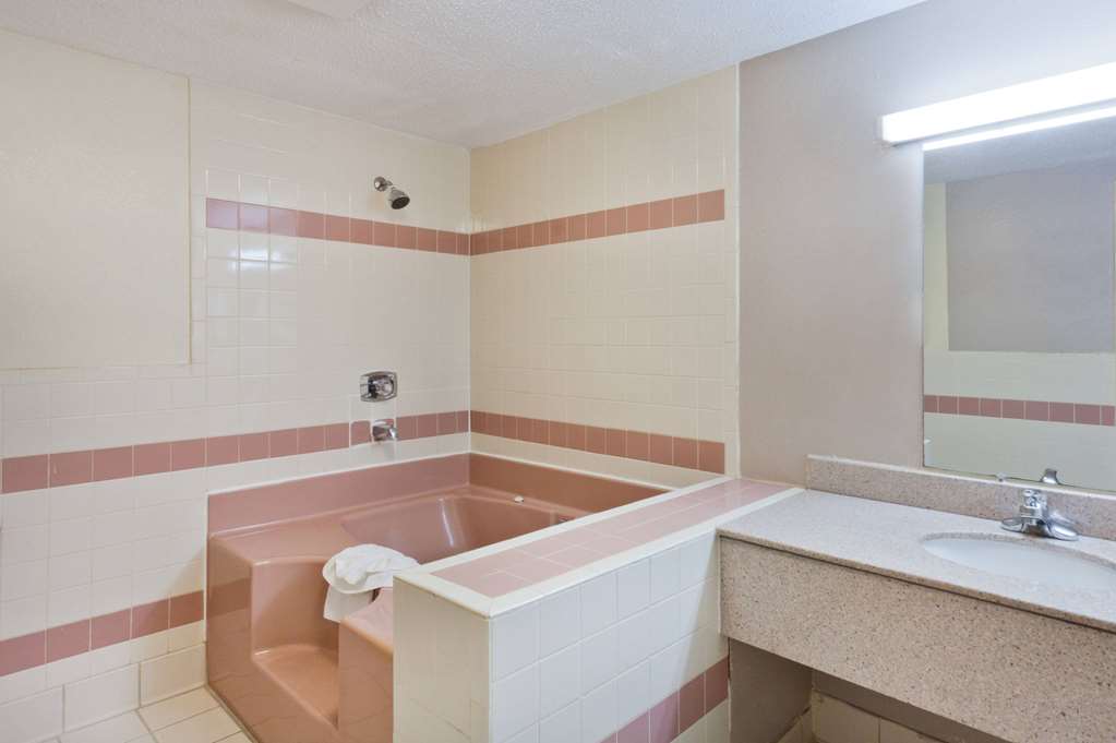 SUPER 8 BY WYNDHAM KNOXVILLE WEST/F-guestroom-Guest Room,Bathroom,On-Site.jpg