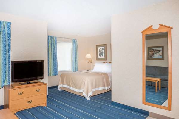  - Days Inn & Suites Bridgeport - I-79, Exit 119