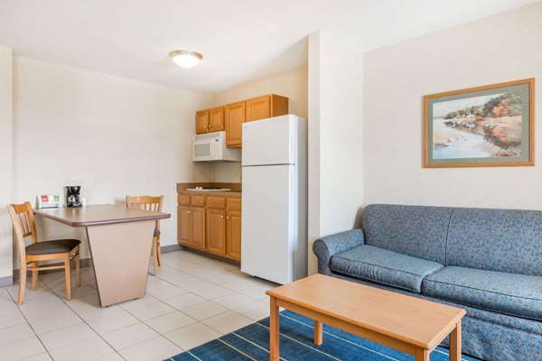  - Days Inn & Suites Bridgeport - I-79, Exit 119
