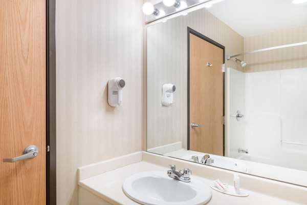  - Days Inn & Suites Bridgeport - I-79, Exit 119