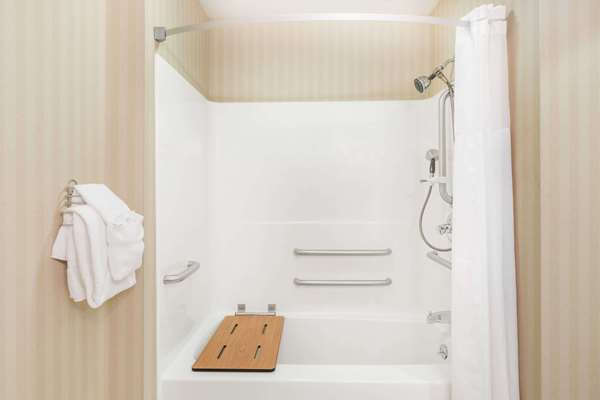  - Days Inn & Suites Bridgeport - I-79, Exit 119