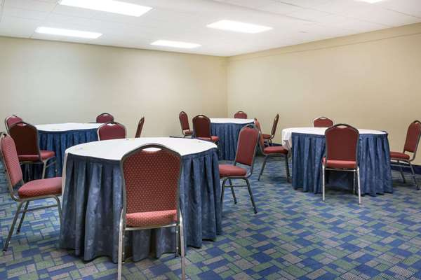  - Days Inn & Suites Bridgeport - I-79, Exit 119