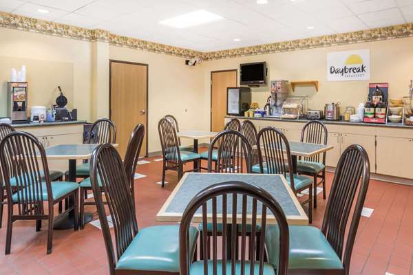  - Days Inn & Suites Bridgeport - I-79, Exit 119