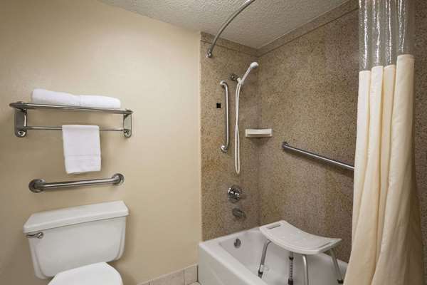  - Days Inn Suites Tuscaloosa - I-20 & I-59, Exit 73