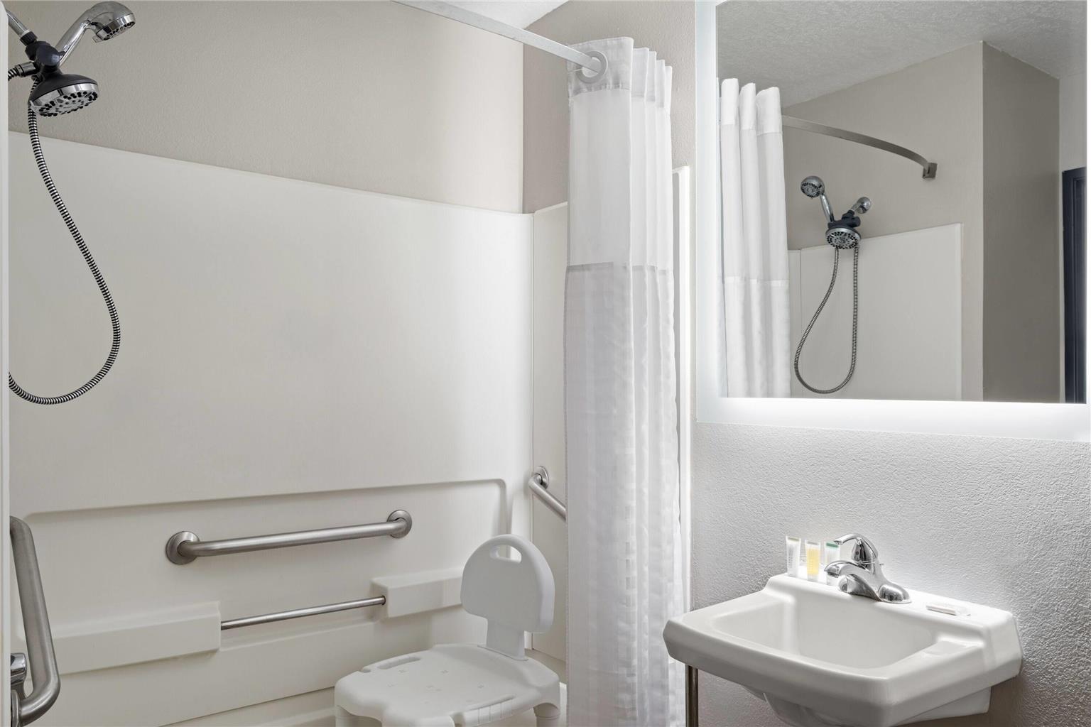 DAYS INN BY WYNDHAM LAS VEGAS-guestroom-Guest Room,Bathroom,Accessibility,On-Site.jpg