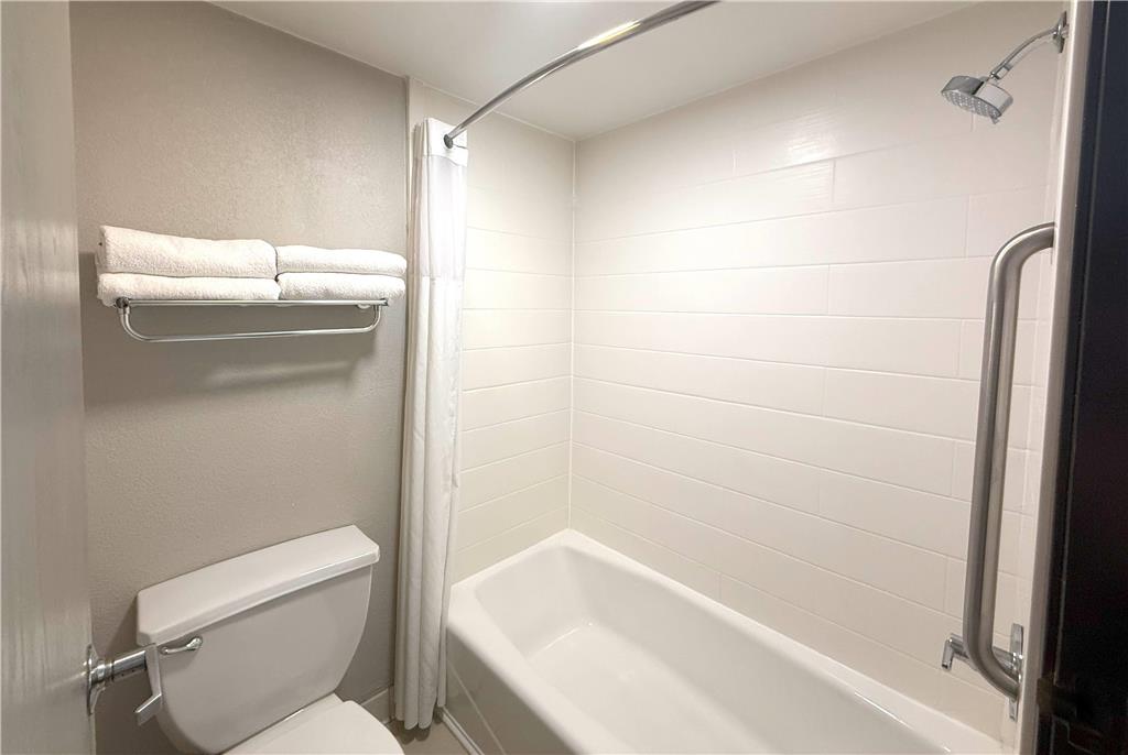 DAYS INN YUMA-guestroom-Guest Room,Bathroom,On-Site.jpg
