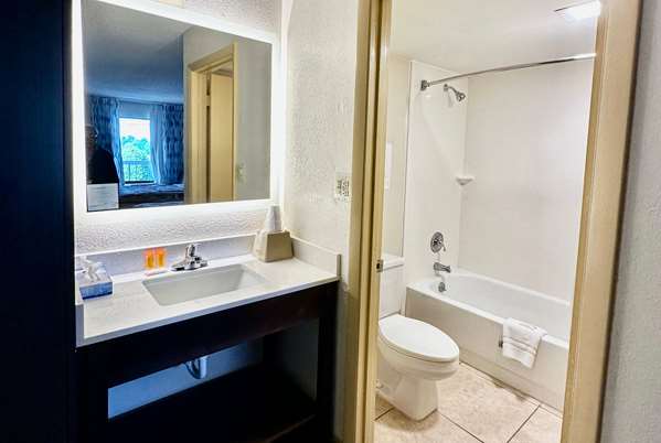  - Days Inn Northlake Charlotte - I-77, Exit 16A