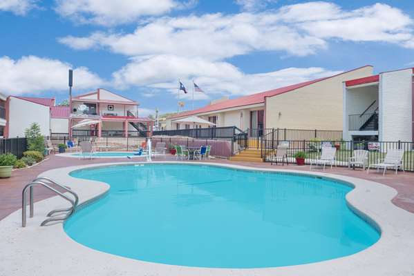 Pool - Super 8 Motel Kerrville - I-10, Exit 508