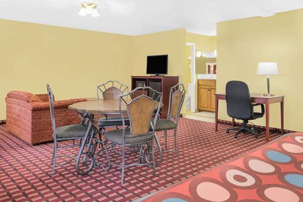Suite - Super 8 Motel Kerrville - I-10, Exit 508