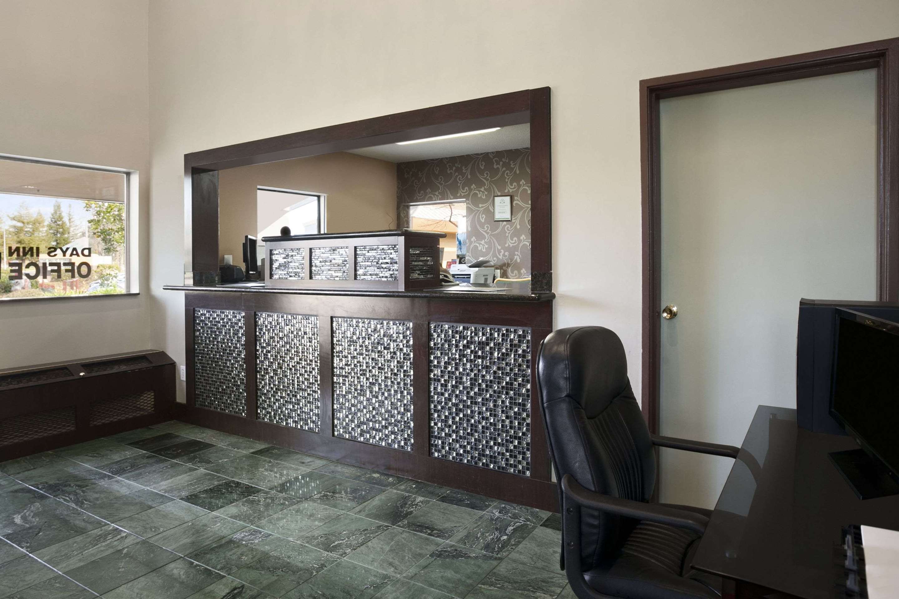 Lobby | Days Inn by Wyndham Rocklin/Sacramento