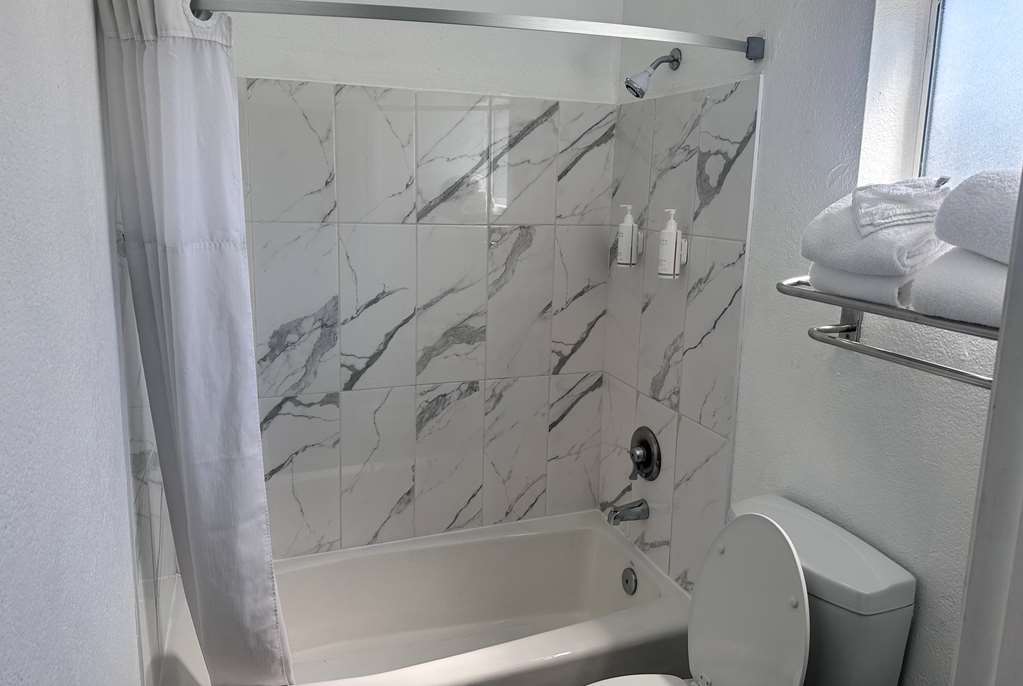 DAYS INN BY WYNDHAM ROCKLIN/SACRAME-guestroom-Guest Room,Bathroom,On-Site.jpg