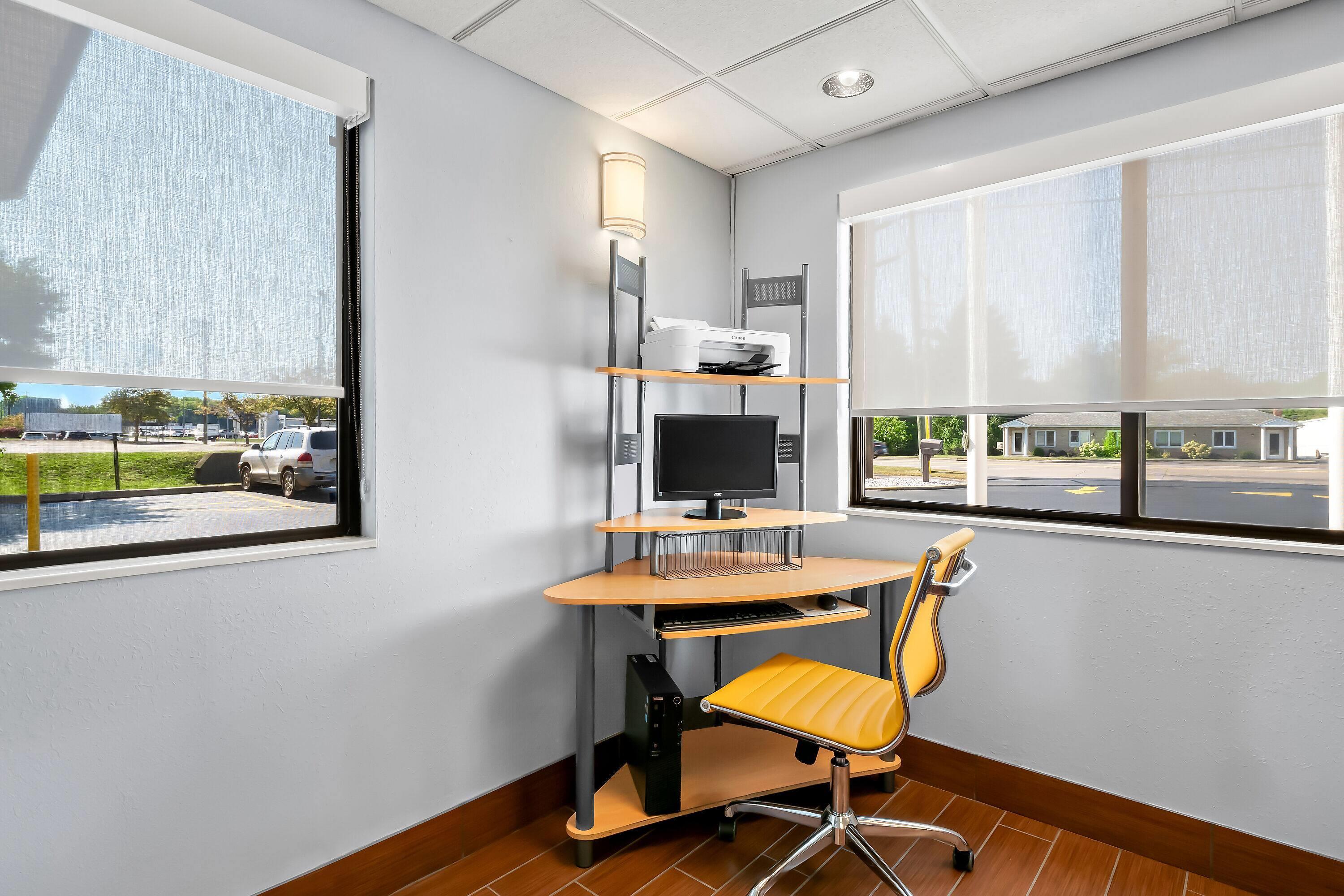 Business Center | Days Inn by Wyndham Hillsdale