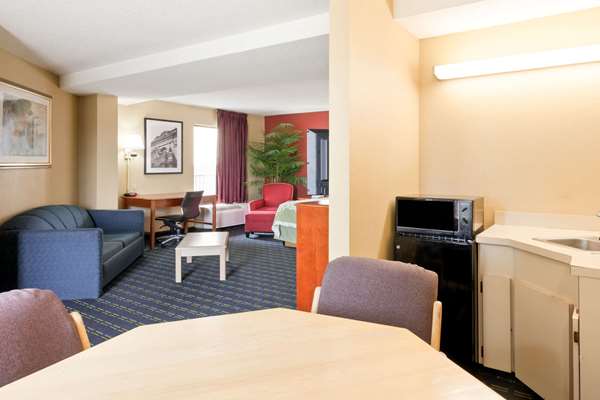 Suite - Days Inn Sycamore Memphis - I-40, Exit 12
