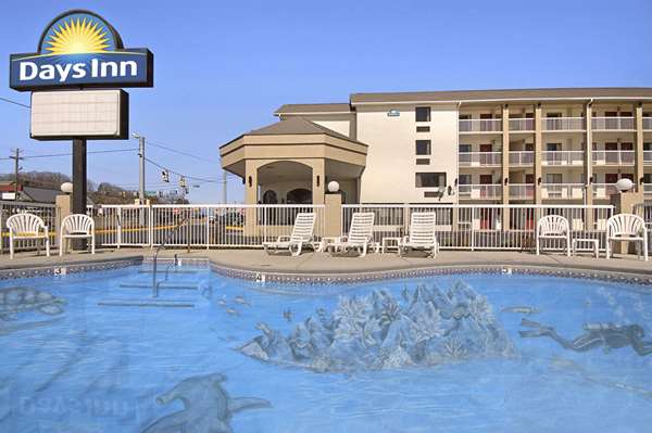 Pool - Days Inn Sevierville
