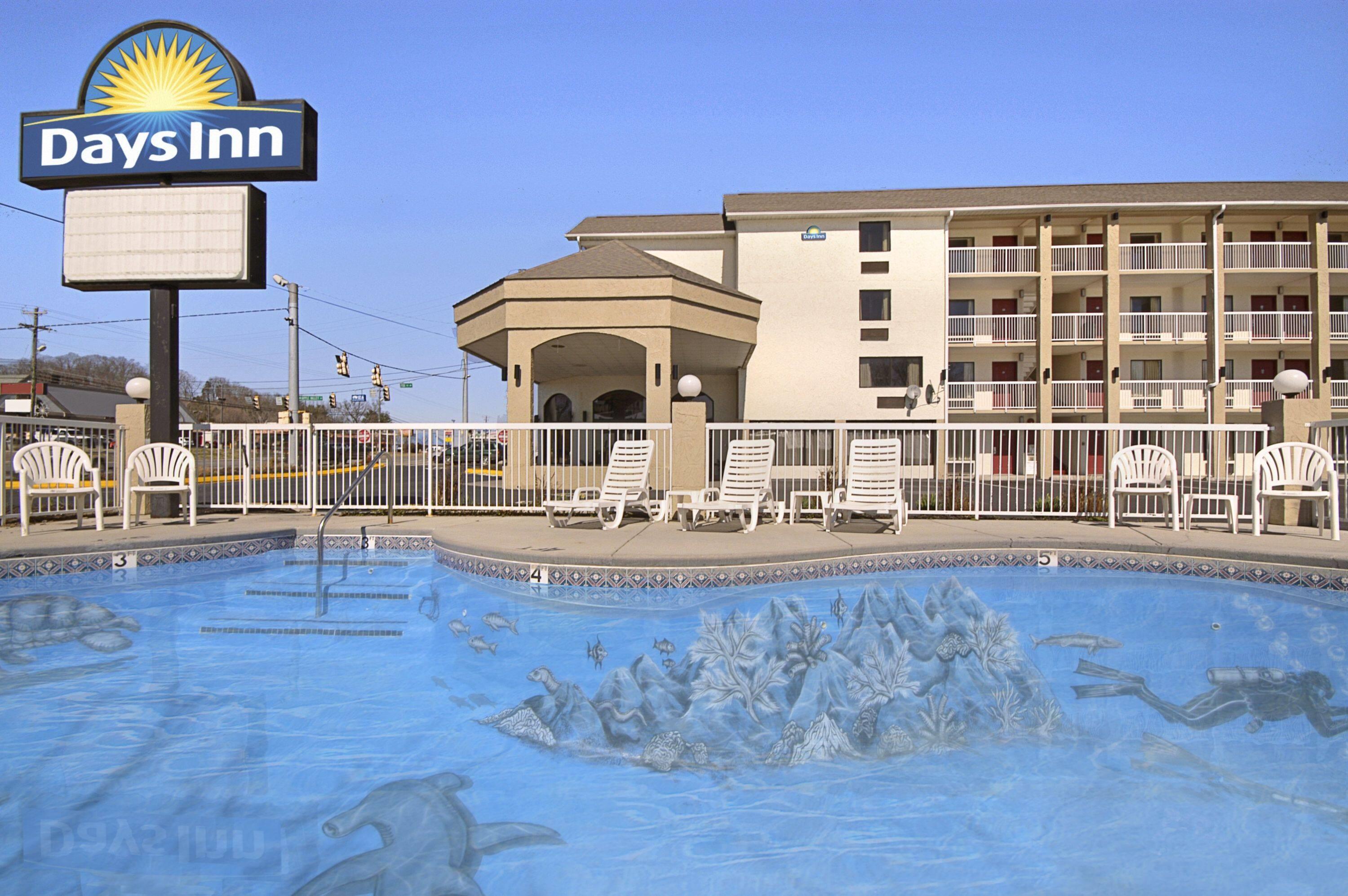 Pool | Days Inn by Wyndham Apple Valley Pigeon Forge/Sevierville