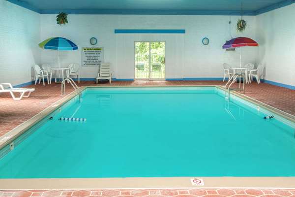 Pool - Days Inn Portage - I-94, Exit 19