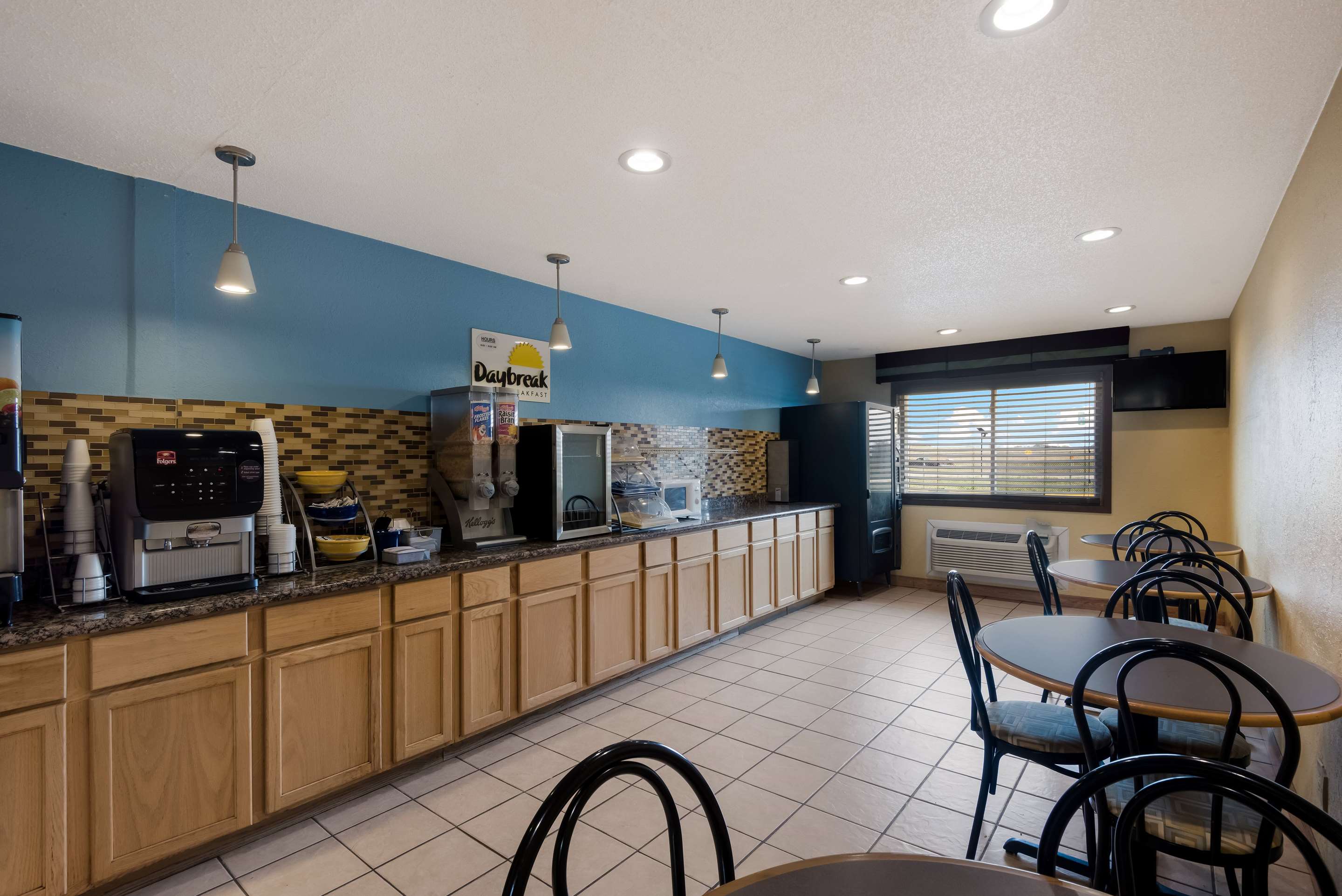Breakfast Area | Days Inn by Wyndham Ankeny - Des Moines