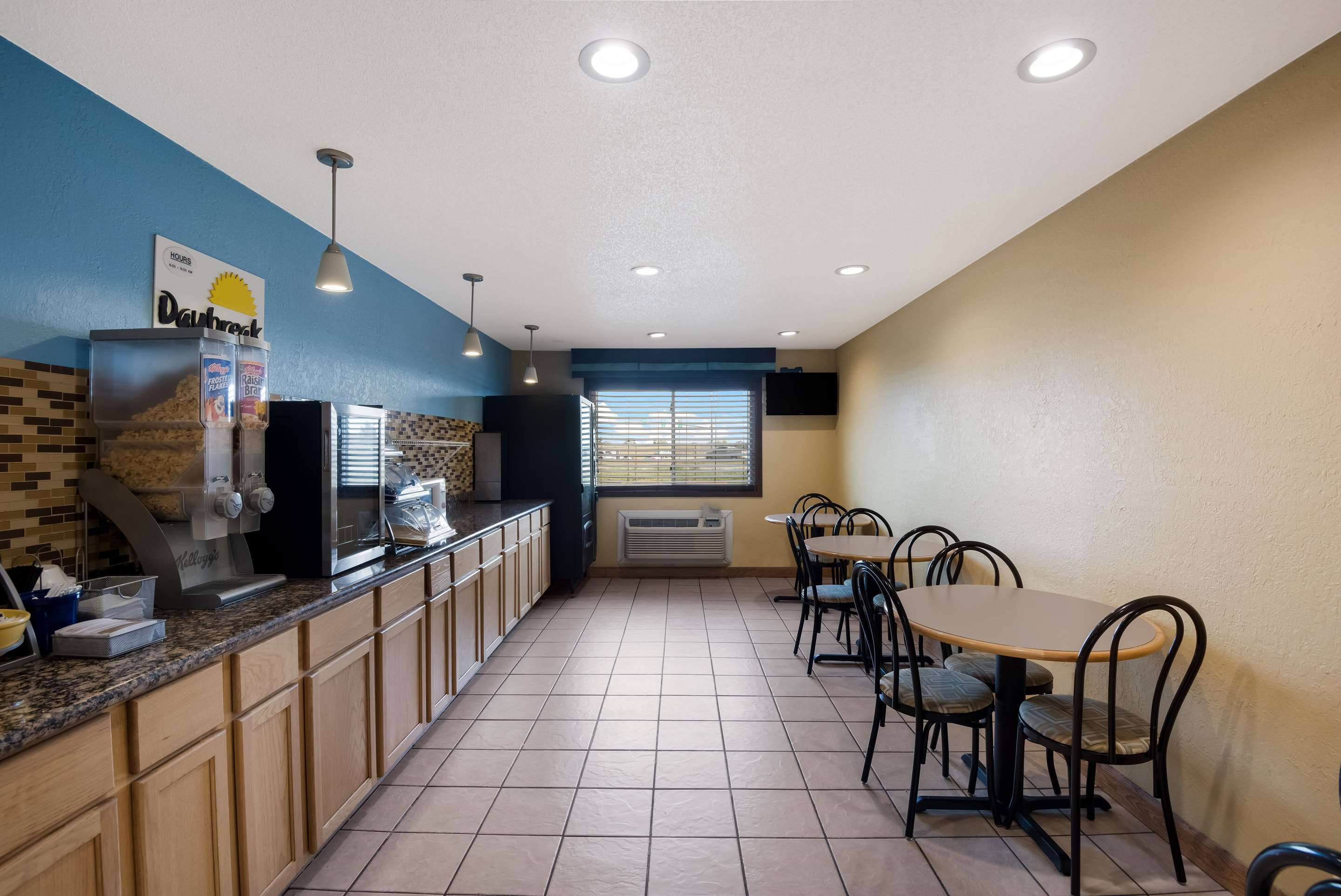 Breakfast Area | Days Inn by Wyndham Ankeny - Des Moines
