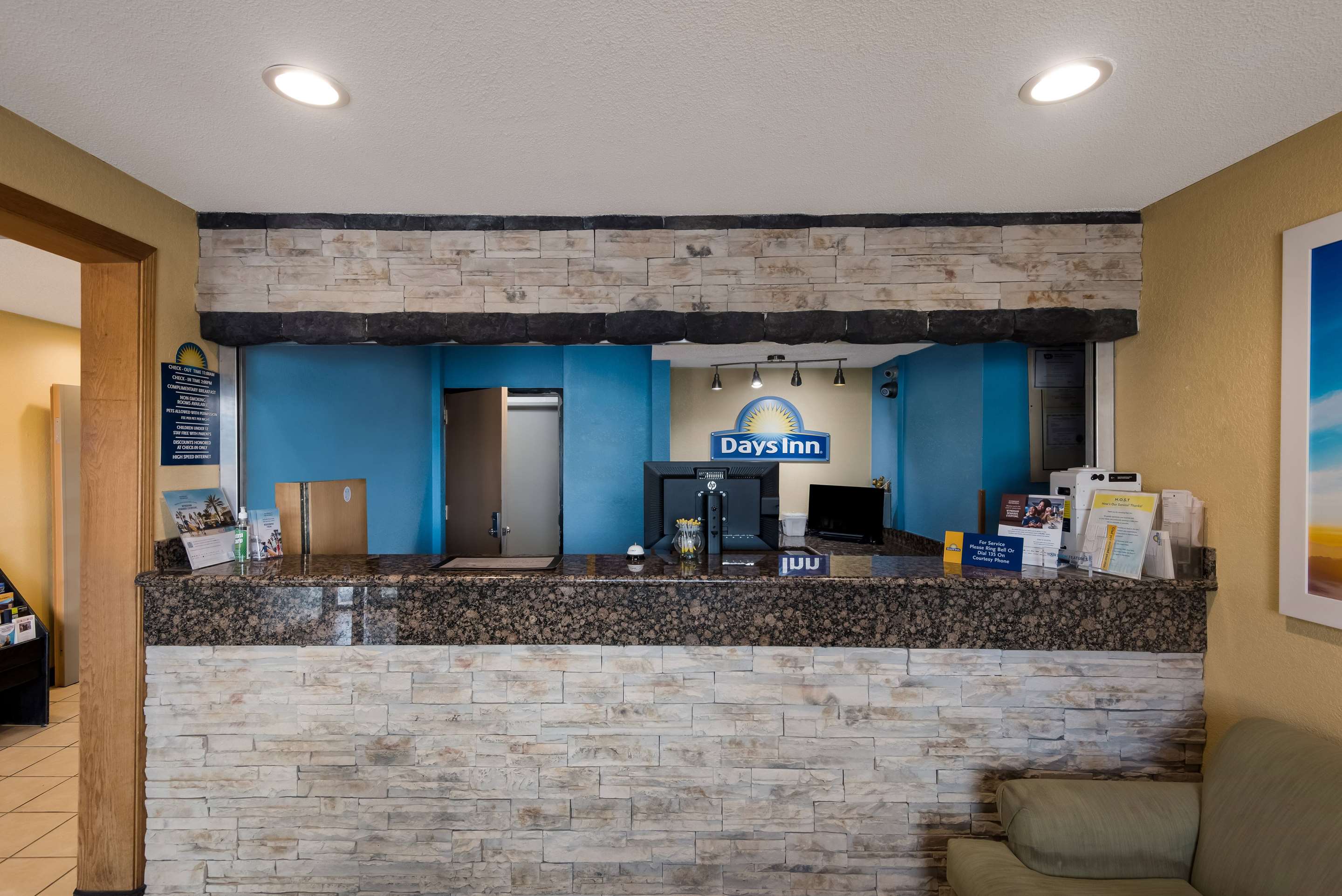Lobby | Days Inn by Wyndham Ankeny - Des Moines