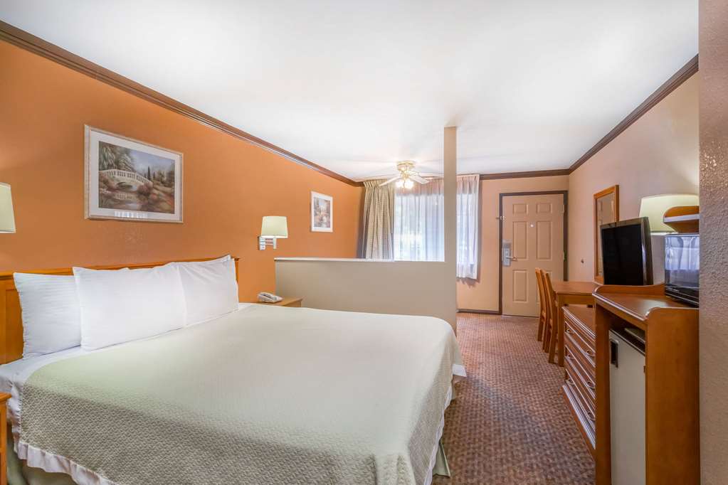 Days Inn by Wyndham Bishop - Tap to explore photos