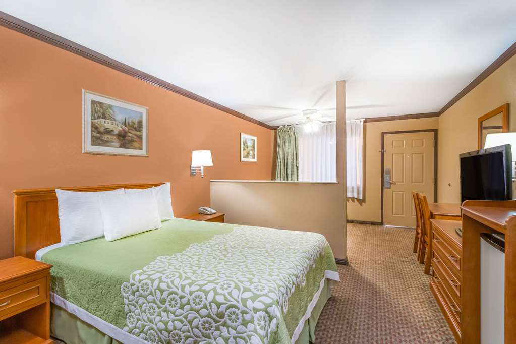 DAYS INN BY WYNDHAM BISHOP-guestroom-Guest Room,On-Site.jpg