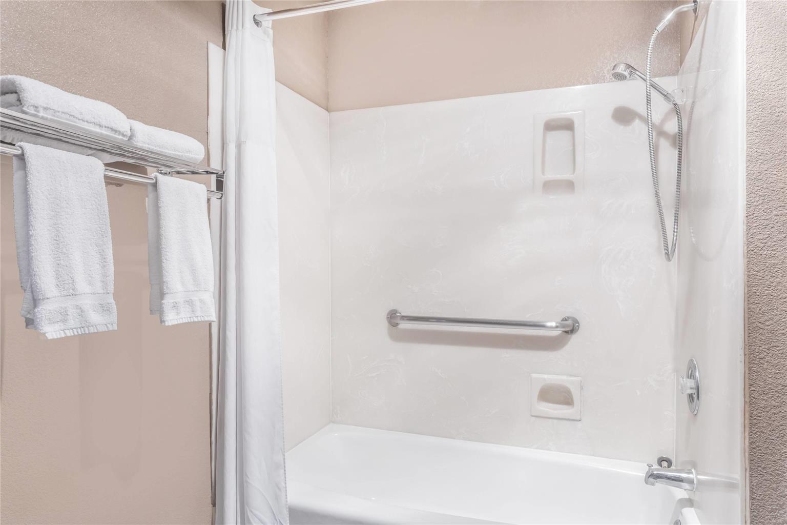 DAYS INN BY WYNDHAM BISHOP-guestroom-Guest Room,Bathroom,Accessibility,On-Site.jpg