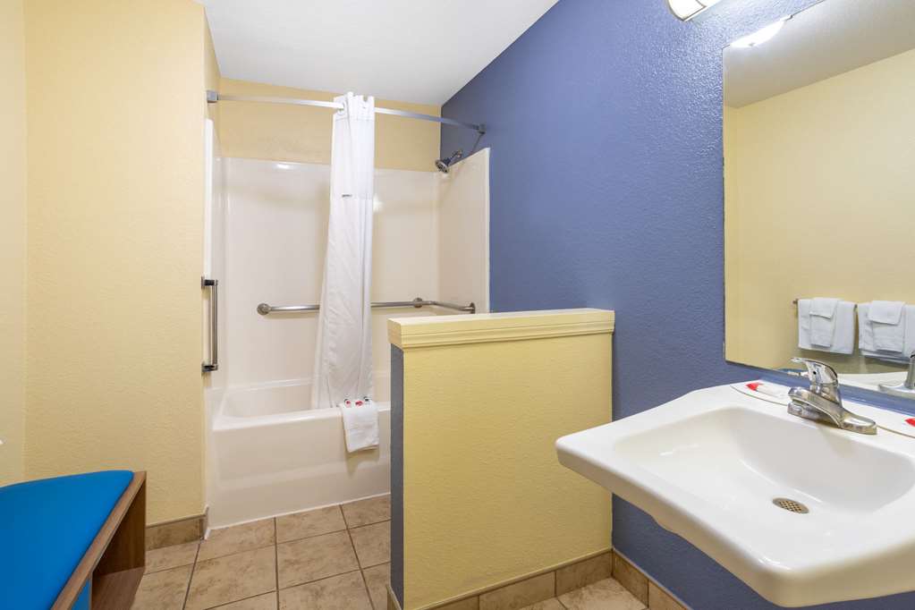 DAYS INN ALAMOGORDO/WHITE SAND-guestroom-Guest Room,Bathroom,Tub,Accessibility,On-Site.jpg