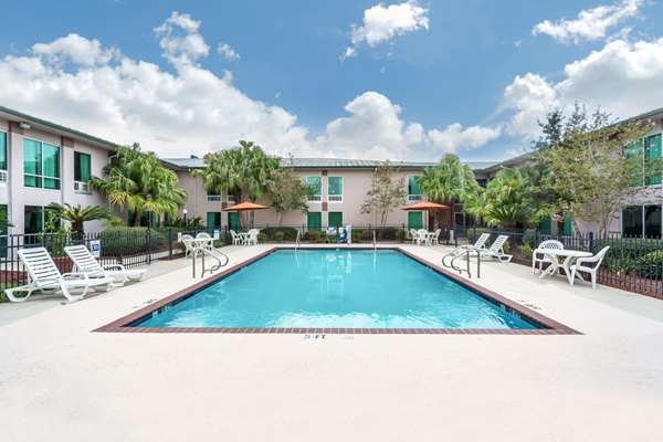 Pool - Ramada Inn Luling