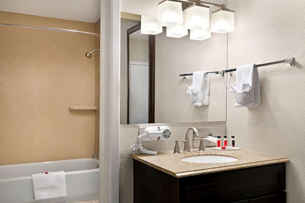 DAYS INN BY WYNDHAM CORTEZ-guestroom-Guest Room,Bathroom,On-Site.jpg
