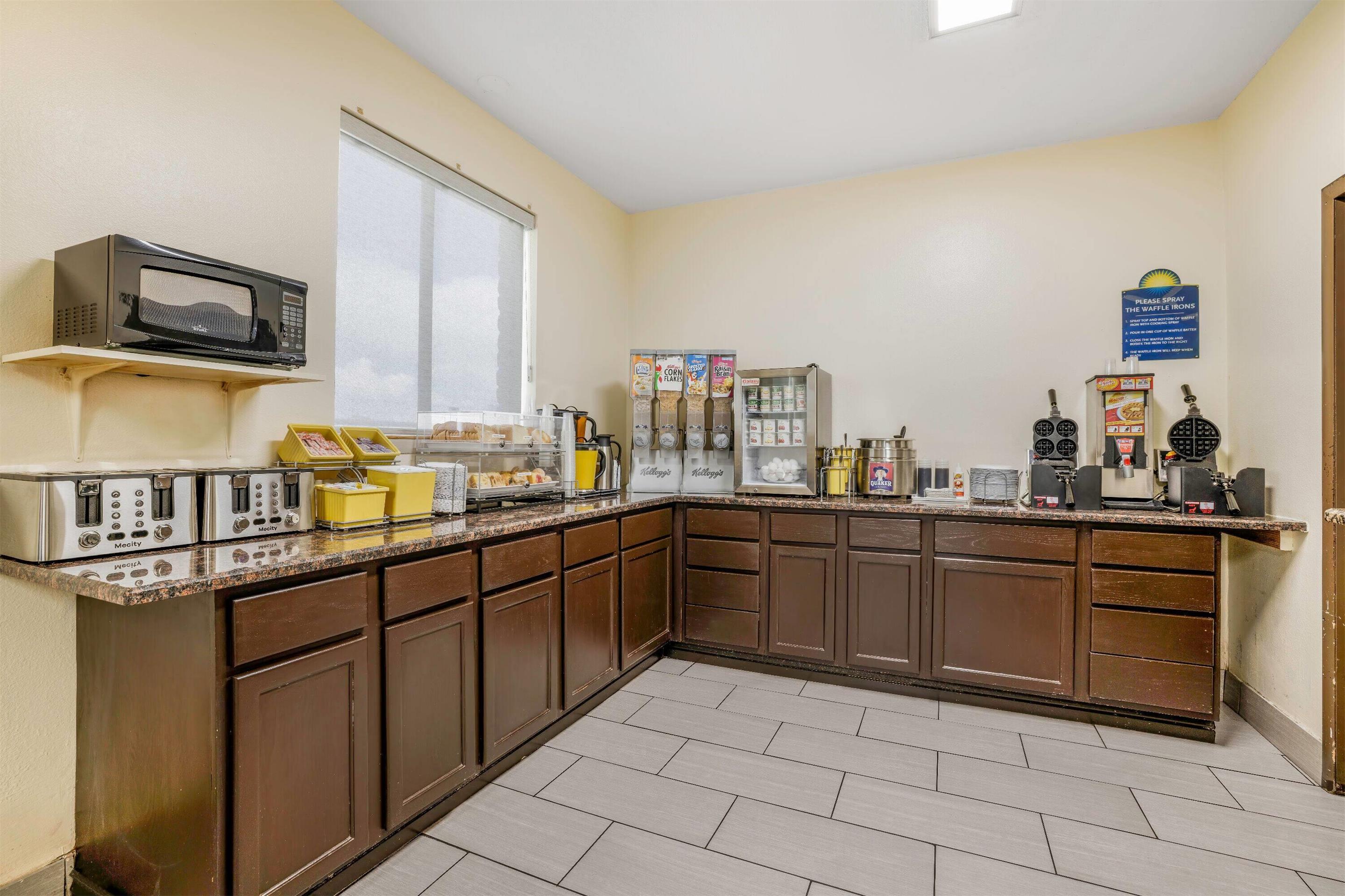 Breakfast Area | Days Inn by Wyndham Cortez