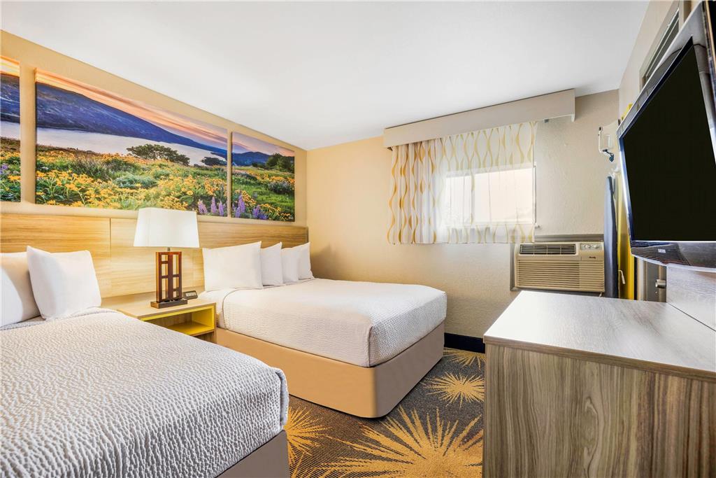 DAYS INN BY WYNDHAM CORTEZ-guestroom-Guest Room,Suite,On-Site.jpg