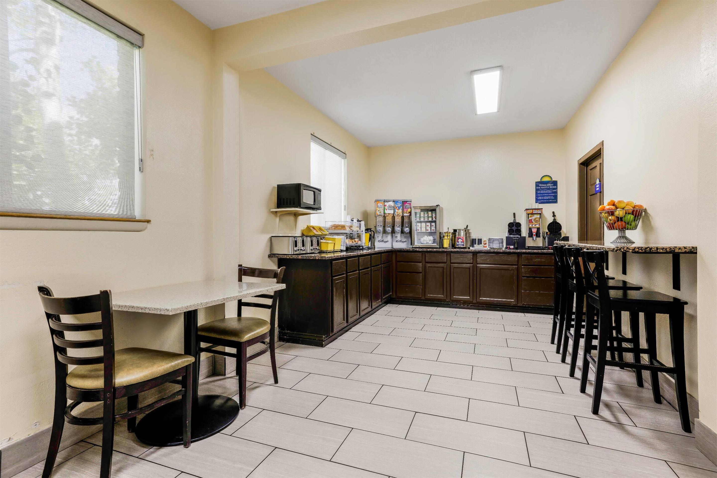 Breakfast Area | Days Inn by Wyndham Cortez