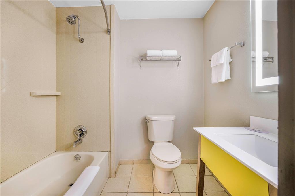 DAYS INN BY WYNDHAM CORTEZ-guestroom-Guest Room,Bathroom,On-Site.jpg
