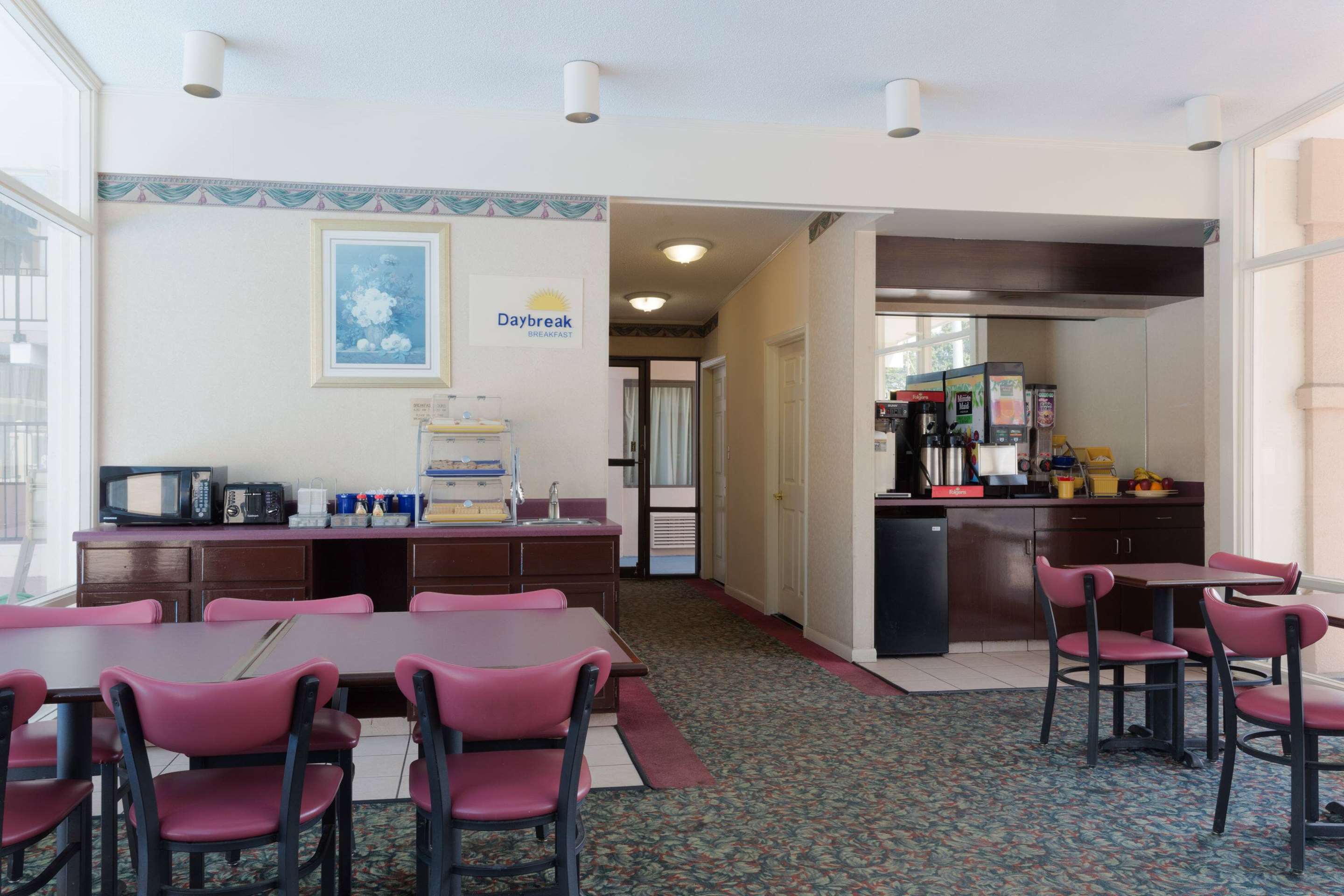 Breakfast Area | Days Inn by Wyndham Raleigh South