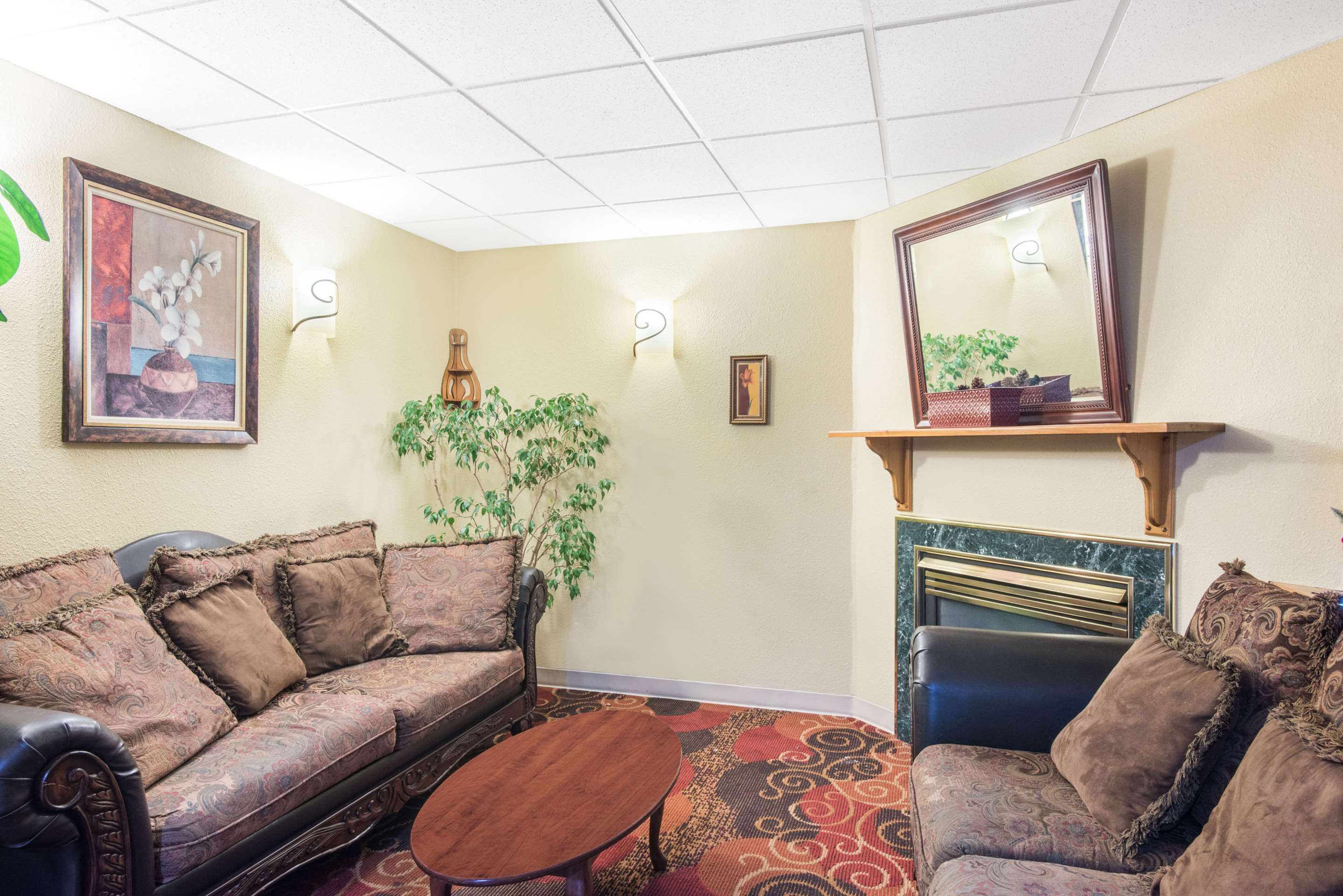 Lobby | Days Inn by Wyndham Colchester Burlington