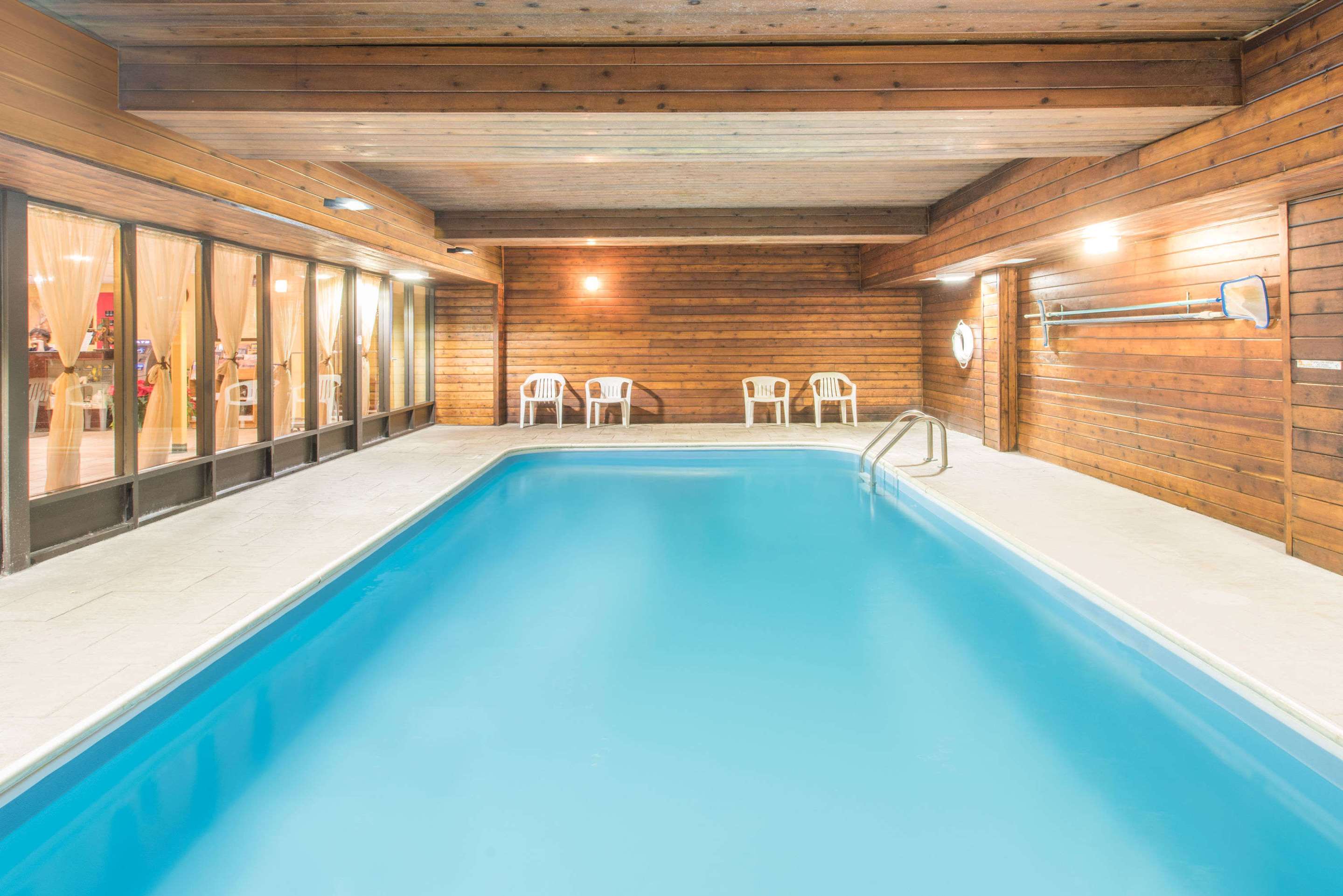 Pool | Days Inn by Wyndham Colchester Burlington