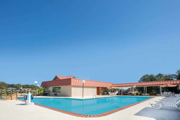 Pool - Days Inn Forsyth - I-75, Exit 187
