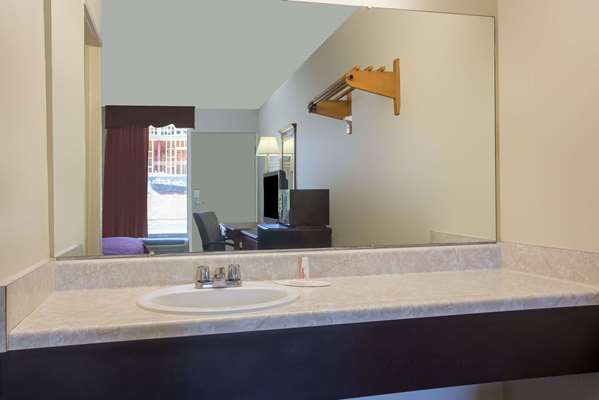  - Days Inn Forsyth - I-75, Exit 187