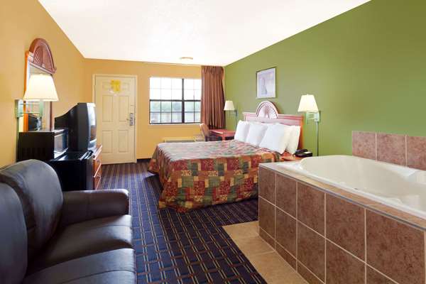 Suite - Days Inn Downtown West Trinity Lane Nashville - I-24 & I-65, Exit 87