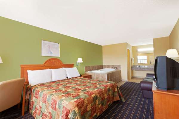 Suite - Days Inn Downtown West Trinity Lane Nashville - I-24 & I-65, Exit 87