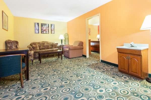 Suite - Days Inn Opelika - I-85, Exit 62