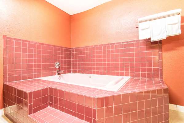 Suite - Days Inn Opelika - I-85, Exit 62